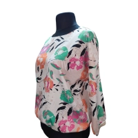 Elegancka bluzka z kwiatowym wzorem i dekoltem na plecach